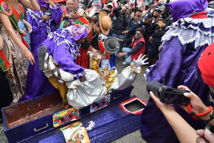 Bolivia cierra el Carnaval con el simbólico Entierro del Pepino
