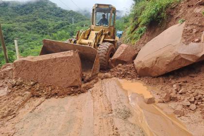 Cinco tramos carreteros del país siguen sin circulación vehicular por derrumbes