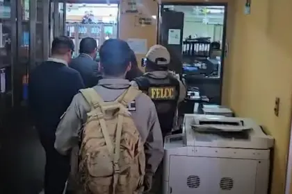 La Fiscalía y la Policía registran oficinas de Redes de Gas de YPFB en Sucre por presunto enriquecimiento ilícito