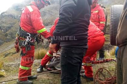 La Paz: Vagoneta cae a un río en la ruta a Los Yungas; buscan a los ocupantes, reporta la Policía 