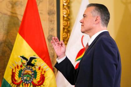 Paz posesiona a Ernesto Justiniano como ministro de Defensa en medio de las movilizaciones 
