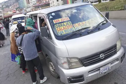 “Ya no podemos hacer nada”: Resignados, usuarios acatan incremento del pasaje en La Paz