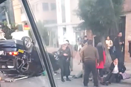 Vuelco de campana: Aparatoso choque deja cuatro heridos en el sur de La Paz