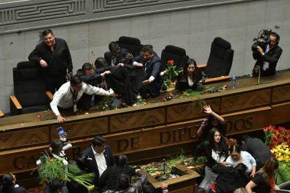 Arrojan objetos a Choquehuanca y se suspende la sesión que iniciaba el nuevo periodo legislativo