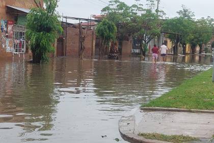 Intensa lluvia en Cochabamba deja varias zonas inundadas y afecta a viviendas y comercios