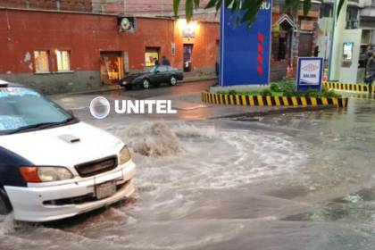 Video: Intensa lluvia provoca el colapso de alcantarillas y deja varias avenidas inundadas en La Paz