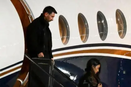 Lionel Messi arriba a Rosario para trasladarse al velatorio de su padre
