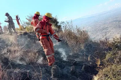 Logran controlar el incendio en la serranía de Tolata, pero aún se teme que el fuego se reactive