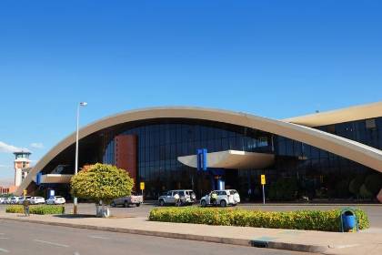 Cochabamba: pasajeros se anotan en lista de espera para viajar en avión y denuncian precios altos