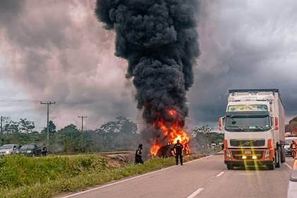 Cisterna con combustible se incendia tras volcar en la carretera Santa Cruz-Cochabamba