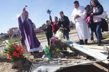 “Vimos esparcida la indiferencia frente al sufrimiento de los heridos y muertos”, dice la Iglesia tras la tragedia aérea en El Alto