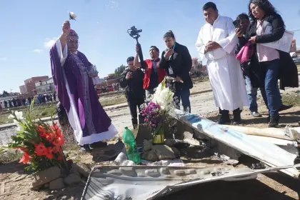 “Vimos esparcida la indiferencia frente al sufrimiento de los heridos y muertos”, dice la Iglesia tras la tragedia aérea en El Alto