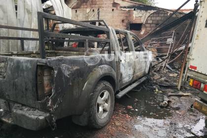 Incendio consumió dos habitaciones y el vehículo de una vivienda en Montero
