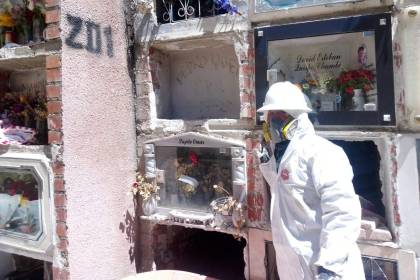 Sale a la luz tercer caso de restos de una víctima del covid que no está en su nicho, en el cementerio de La Paz