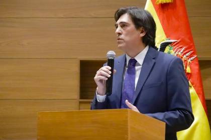 “Se puede abrogar, derogar”: Ministro Zamora contradice al presidente Paz por el decreto del diésel