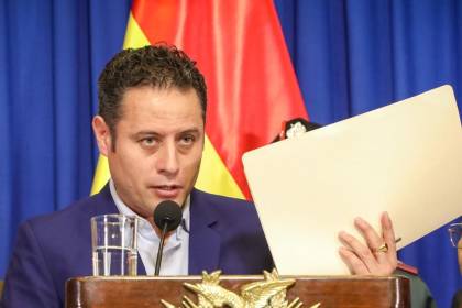 Lara anuncia denuncia penal contra el ministro Espinoza por la compra de un vehículo con supuestas irregularidades