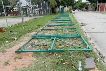 Fuertes vientos golpean Santa Cruz y provocan caída de estructuras y árboles