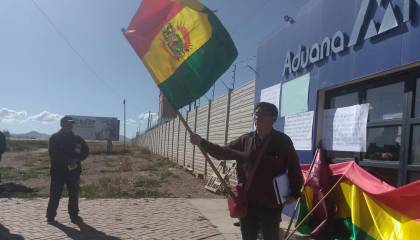 Transporte pesado levanta el bloqueo en la vía La Paz - Oruro tras lograr acuerdo con la Aduana