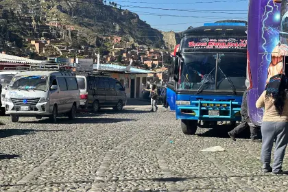 Choferes dicen que por falta de combustible se redujo los viajes al norte de La Paz 