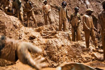 Al menos 32 muertos por derrumbe en una mina de cobalto en Congo