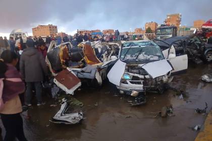 Tragedia en El Alto: Vehículos públicos y particulares destruidos tras accidente de avión militar