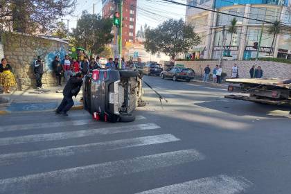 Un vehículo queda volcado tras ser chocado por otro motorizado dejando tres heridos, se presume que uno se pasó la luz en rojo