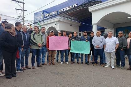 Porcinocultores y avicultores instalan vigilia en Impuestos en rechazo a bloqueos: “El Gobierno no toma decisiones”