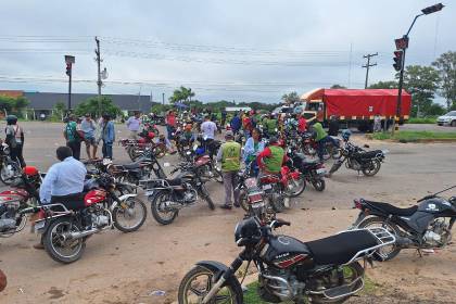Bloqueos por la calidad de la gasolina aíslan a Santa Cruz del occidente y del resto de departamentos