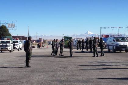 Policías y militares se despliegan en carreteras de La Paz ante el anuncio de marcha evista
