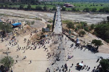 YPFB dice que 300 cisternas están varadas por el bloqueo evista y advierten de riesgos si se exponen al calor