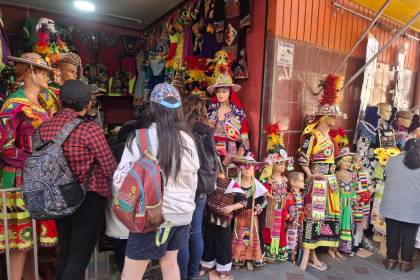 Artesanos de La Paz reportan alza en el flete de trajes folclóricos por el incremento del dólar y el diésel 