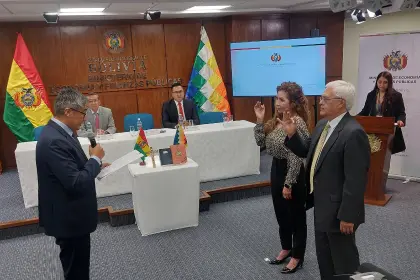 Ministro de Economía posesiona a exdirector del BCB como nuevo viceministro de Pensiones