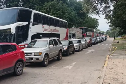 “Más tiempo estoy en la fila que trabajando o con mi familia”: Choferes reclaman por la falta de combustible