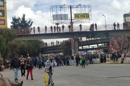 Vuelve el bloqueo al peaje de la autopista La Paz–El Alto horas después del paso de policías y militares
