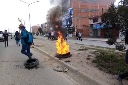 La Paz: Choferes asalariados bloquean el ingreso a la planta de Senkata y la carretera a Oruro exigiendo nivelación de sueldos