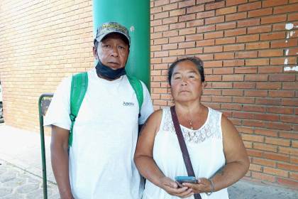 Ya le extrajeron las balas de la cabeza a la joven atacada por su expareja, pero sigue en terapia intensiva, revela su madre