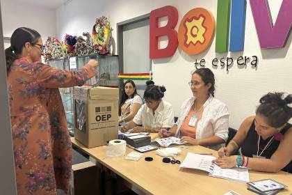 Bolivianos en Europa ya votan en los recintos electorales para elegir al próximo Gobierno