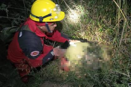 Una persona fue a buscar a sus ovejas y se embarranca 250 metros; Bomberos la hallan con vida