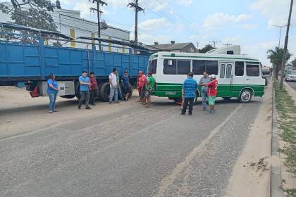 “Queremos trabajar”: Choferes bloquean en la Doble Vía a La Guardia y exigen abastecimiento de diésel