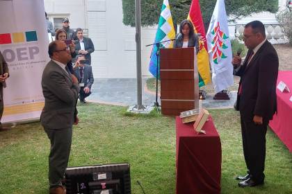 “Bolivia se merece tener un nuevo padrón”, dice Ávila tras ser posesionado como presidente del TSE