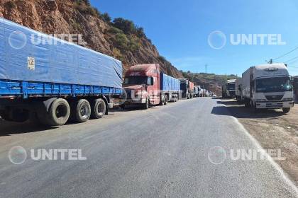 “Es inhumano”: reportan que 3.000 camiones están parados en las carreteras por los bloqueos