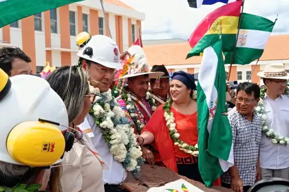 Cívicos y diputada señalan que el Complejo Siderúrgico del Mutún no fue concluido y califican de “show político” la inauguración