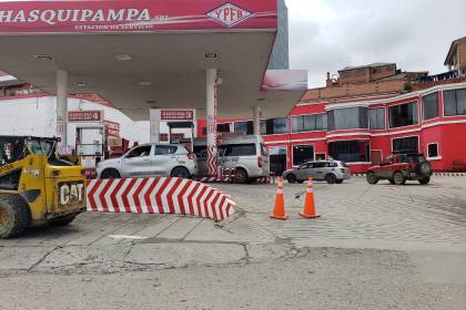 Persisten las largas filas en los surtidores del eje central en medio de la desesperación por la llegada de más combustible