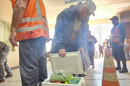 “Estoy enviando verduras para que al menos se hagan sopita”: personas envían alimentos vía aérea a sus familiares en La Paz