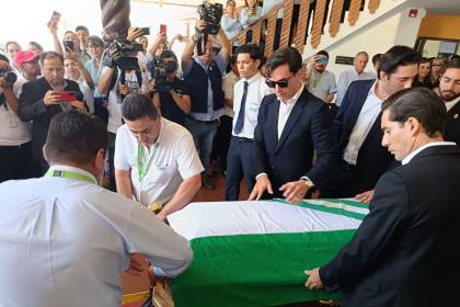 Trasladan el féretro de Percy Fernández a la Catedral para la misa de cuerpo presente