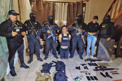 Siete aprehendidos con armamento militar tras allanamientos en Santa Ana de Yacuma 