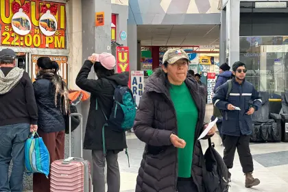 “Está muy caro”: viajeros reportan incremento del precios de pasajes por fin de año en la Terminal de Buses de La Paz