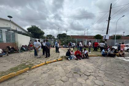 Santa Cruz: Transportistas bloquean la Secretaría Municipal de Tráfico en rechazo a la circulación de micros interprovinciales