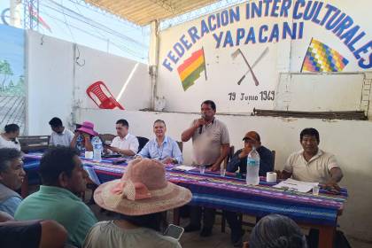 Gobierno llega a Yapacaní e instala diálogo con campesinos en busca de desactivar el bloqueo