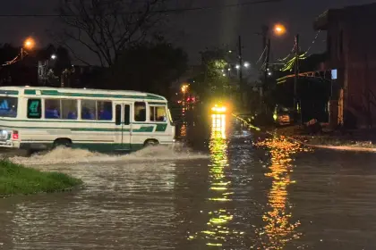 Lluvia, frío y calles inundadas marcan el inicio de semana en la capital cruceña